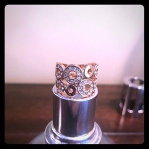 Size 7 beautiful gold and rhinestone ring!